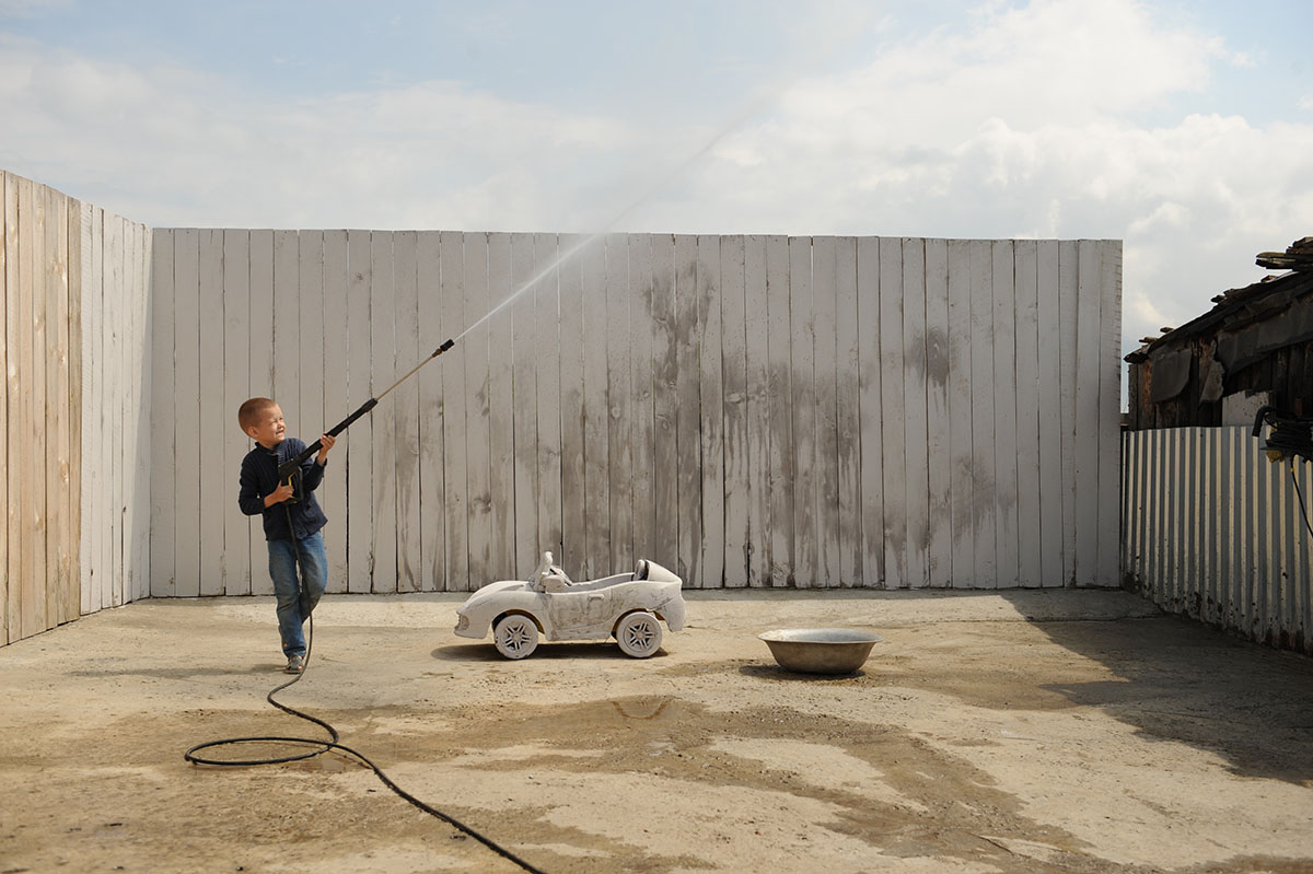 The Hidden Dangers of DIY Pressure Washing (and How Professionals Avoid Them)